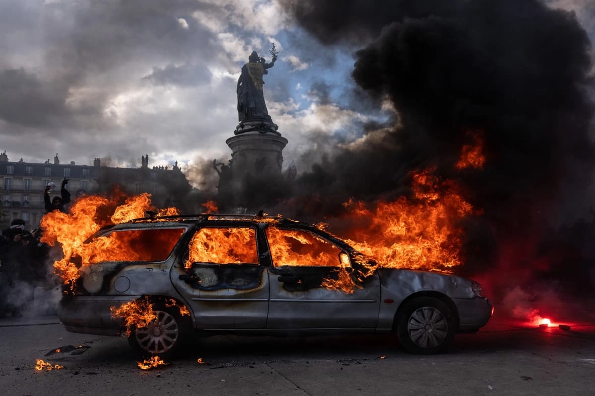 Un coche en llamas durante las manifestaciones en París el 17 de octubre de 2026. (Carl Court/Getty Images).