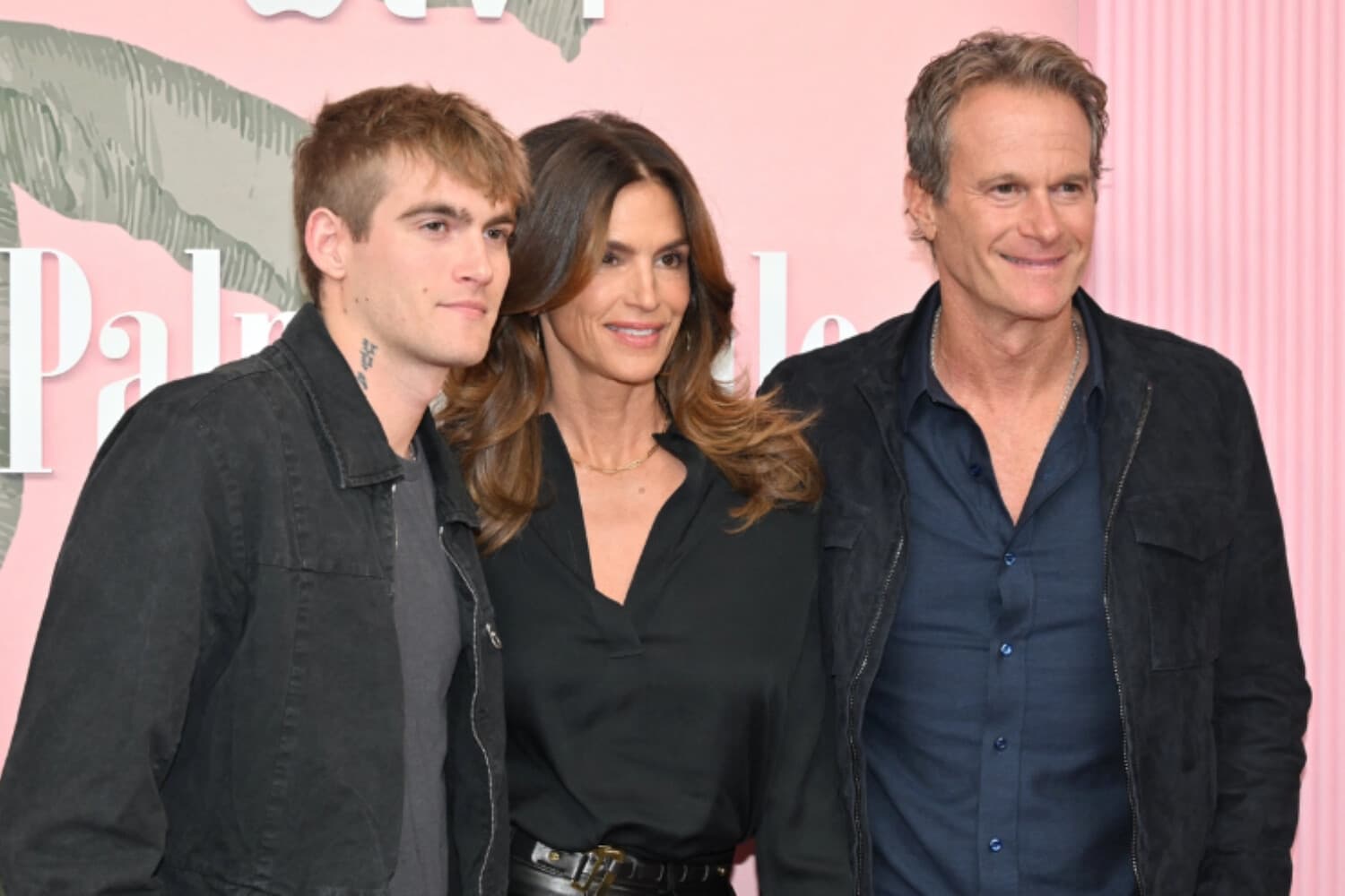 (De derecha a izquierda) El empresario Rande Gerber, la modelo y actriz Cindy Crawford, y su hijo —también modelo— Presley Walker Gerber, asisten al estreno de la serie «Palm Royale» de Apple TV+ en el Samuel Goldwyn Theatre, en Beverly Hills (California), el 14 de marzo de 2024. (Robyn Beck/AFP vía Getty Images).