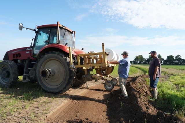 El agricultor Cliff Carter trabaja en un sistema de riego de uno de sus arrozales en Rector, Arkansas, el 5 de junio de 2026. (Karen Pulfer Focht/Reuters)