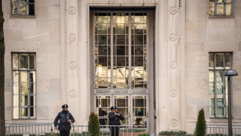 Acusan a hombre de Massachusetts de organizar matrimonios fraudulentos para obtener la residencia