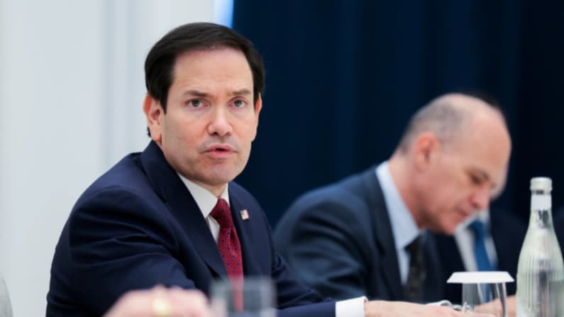 Rubio llega a India para negociar tras exención de aranceles al petróleo ruso