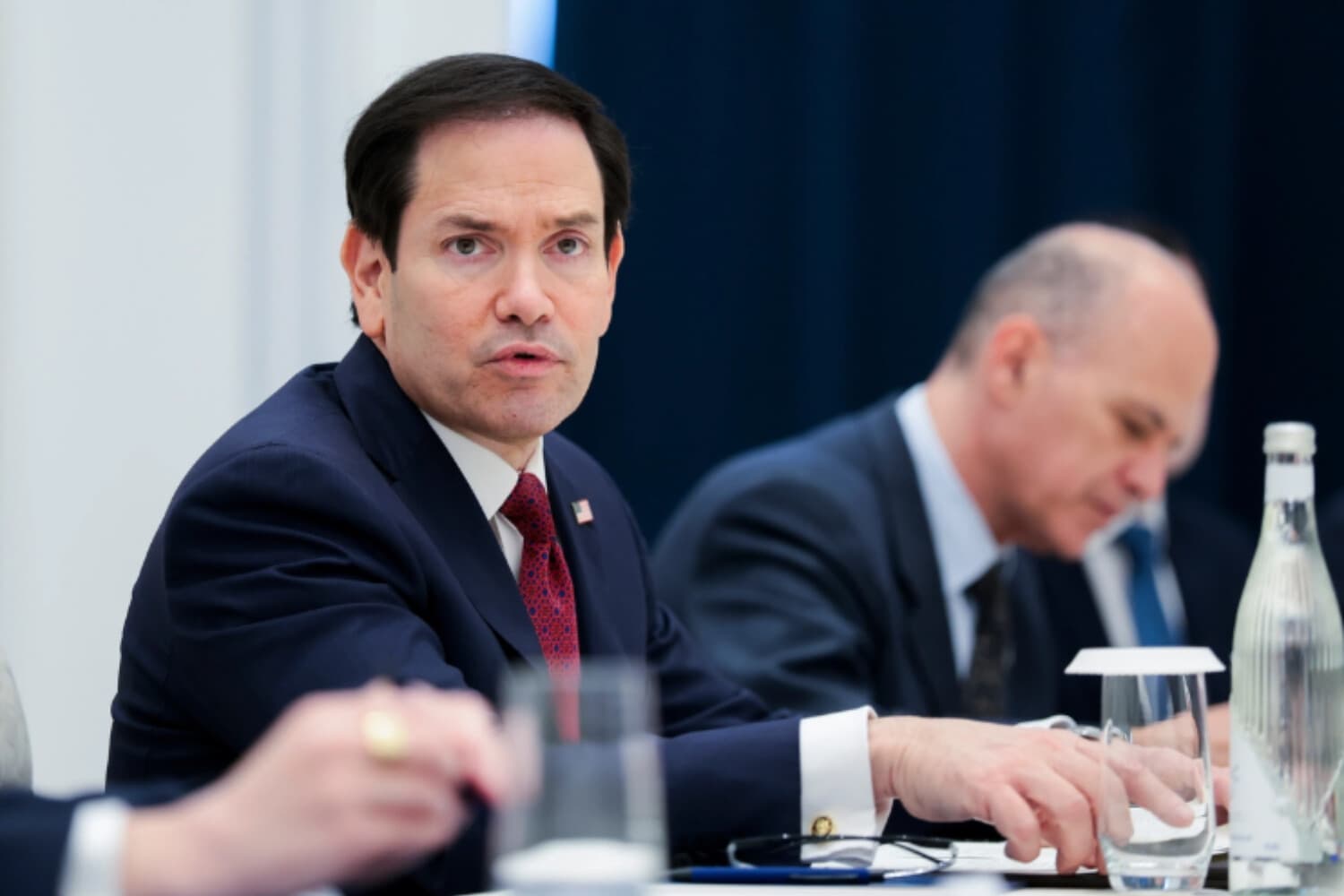 El secretario de Estado de EE. UU., Marco Rubio, asiste a una reunión con el ministro de Asuntos Exteriores de Uzbekistán, Bakhtiyor Saidov (no aparece en la imagen), en Samarcanda, Uzbekistán, el 19 de octubre de 2026. (Kylie Cooper/Foto de grupo (Pool) vía AP).