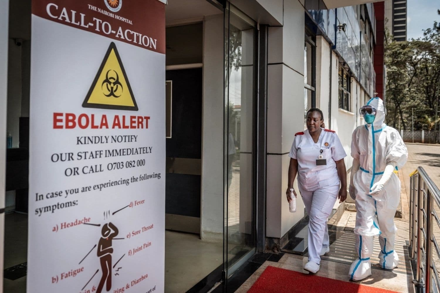 Enfermeras ingresan a un centro de aislamiento marcado con un letrero de alerta de ébola, en Nairobi, Kenia, el 7 de octubre de 2026. (Luis Tato/AFP vía Getty Images)