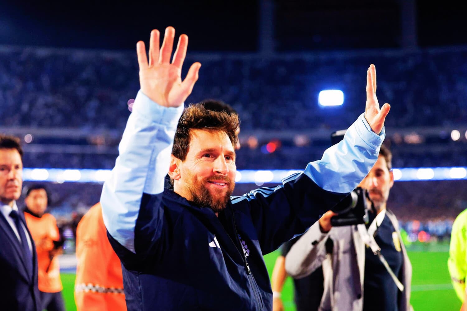 Foto de archivo. Lionel Messi de Argentina se despide el pasado 6 de octubre de los aficionados, al final de un partido Amistoso Internacional ante Benín en el estadio Monumental, en Buenos Aires. (EFE/ Juan Ignacio Roncoroni)