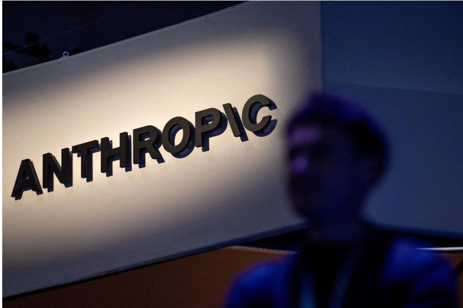 Se muestra el logotipo de Anthropic en el Moscone Center durante la cumbre tecnológica Dreamforce 2026 en San Francisco, California, EE. UU., el 17 de septiembre de 2026. (Carlos Barria/Reuters)