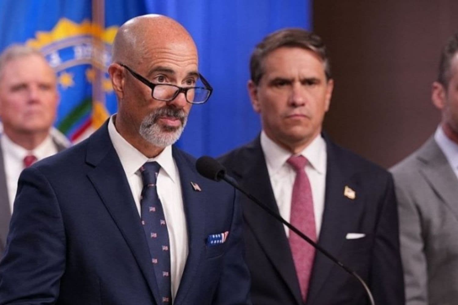 El administrador de la Administración para el Control de Drogas (DEA), Terry Cole (2° a la Izq.), acompañado, de izquierda a derecha, por el fiscal general interino Todd Blanche (2° a la Dcha.), habla durante una conferencia de prensa en la que se anuncian los resultados anuales de las operaciones contra el fraude en el sector de la salud, en el Departamento de Justicia en Washington, D.C., el 23 de junio de 2026. (Ken Cedeno / AFP vía Getty Images)