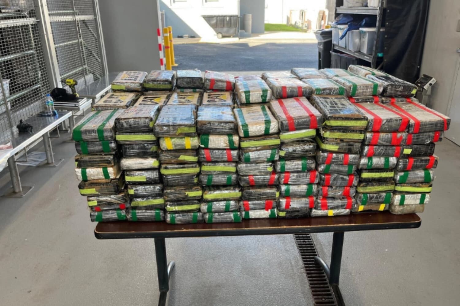 La Oficina de Aduanas y Protección Fronteriza (CBP, por sus siglas en inglés) muestra paquetes que contienen 562 libras de cocaína, los cuales fueron incautados en el Caribe, según anunció la propia agencia el 15 de octubre de 2026. (Cortesía de la JIATFS).