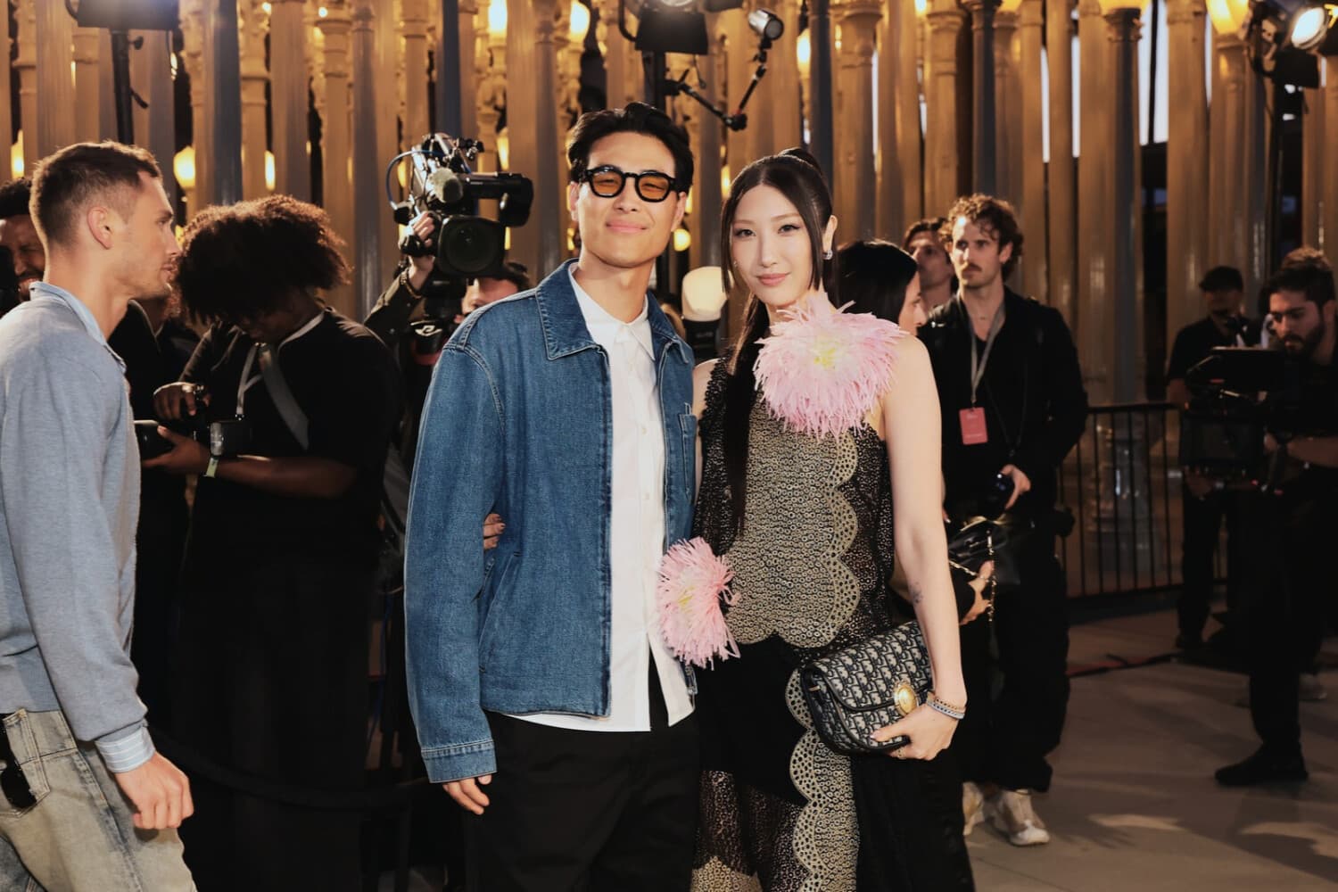 (De izquierda a derecha) Sam Kim y Ejae asisten al desfile de la colección crucero 2027 de Dior en el Museo de Arte del Condado de Los Ángeles el 13 de mayo de 2026 en Los Ángeles, California. (Emma McIntyre/Getty Images)