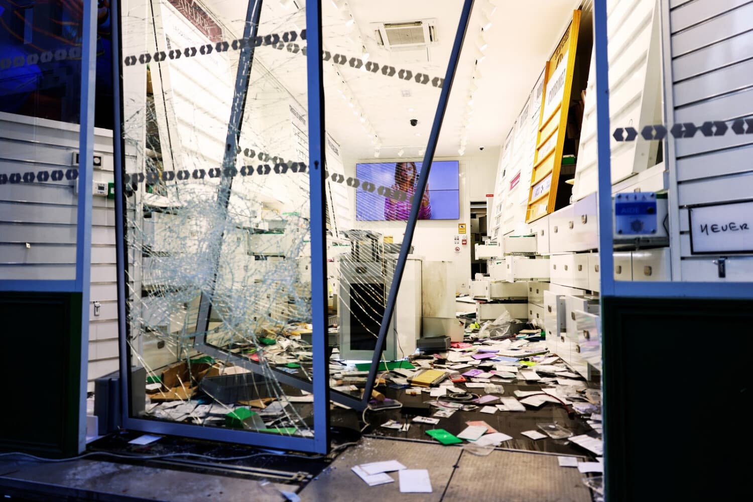 Una fotografía tomada el 18 de octubre de 2026 muestra una tienda saqueada en Lille, en el norte de Francia, (Sameer Al-Doumy / AFP vía Getty Images)