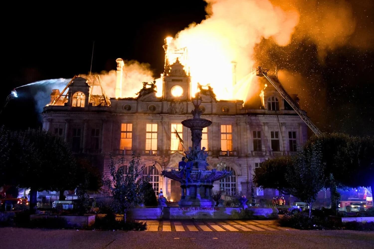 Un incendio arde y destruye el Ayuntamiento de Jimes, construido en 1883, después de que un grupo de personas forzara la entrada durante las protestas en curso en Limoges, centro de Francia, el 17 de octubre de 2026. (Pascal Lachenaud/AFP vía Getty Images).
