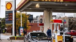 Trump hará permanente el uso de gasolina E-15 todo el año si gana el republicano de Kansas