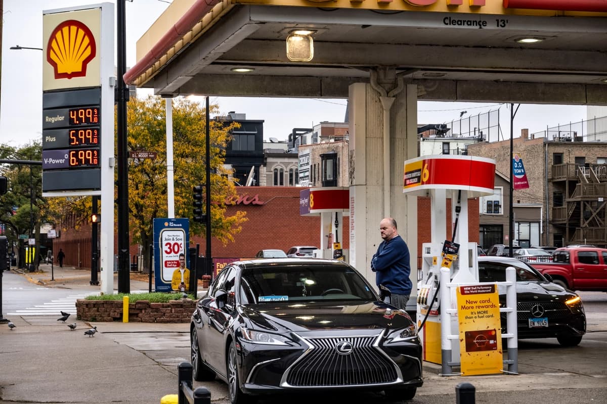 Un cliente compra combustible en una gasolinera en Chicago, Illinois, el 15 de octubre de 2026. (Scott Olson/Getty Images).