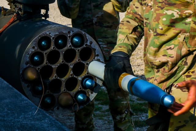 Un soldado del Ejército de EE. UU. carga una ronda de entrenamiento del Sistema de Disparo de Precisión Avanzada para un ejercicio de fuego real en el área de entrenamiento de Grafenwoehr, Alemania, el 23 de septiembre de 2021. (Ejército de EE.UU./Soldado Jesús Menchaca).