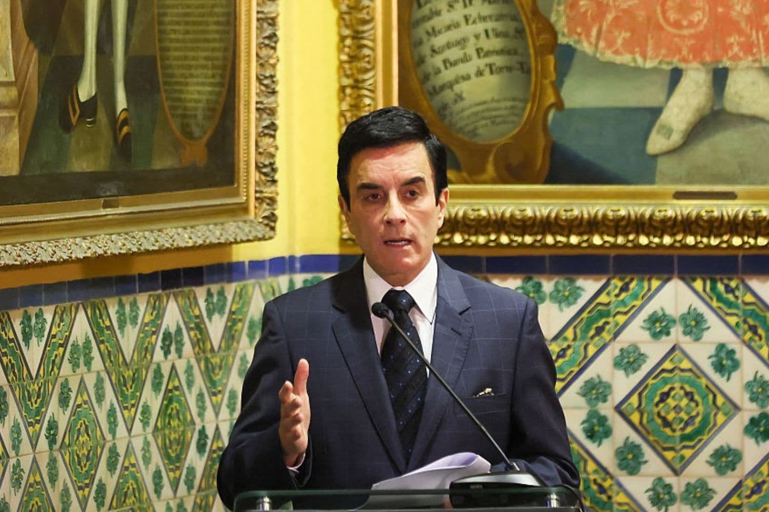 El ministro de Asuntos Exteriores de Perú, Carlos Espá, interviene durante una ceremonia en la que se celebra la entrega de 342 objetos culturales repatriados desde seis países al Ministerio de Cultura, en la sede del Ministerio de Asuntos Exteriores en Lima, el 7 de octubre de 2026. (Connie FRANCE / AFP vía Getty Images)
