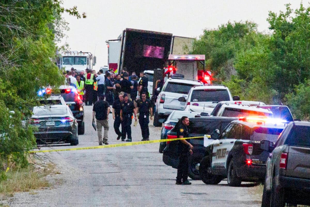 Agentes de la ley trabajan en el lugar donde se encontraron personas muertas dentro de un camión remolque en San Antonio, Texas, el 27 de junio de 2022. (Kaylee Greenlee Beal/Reuters)