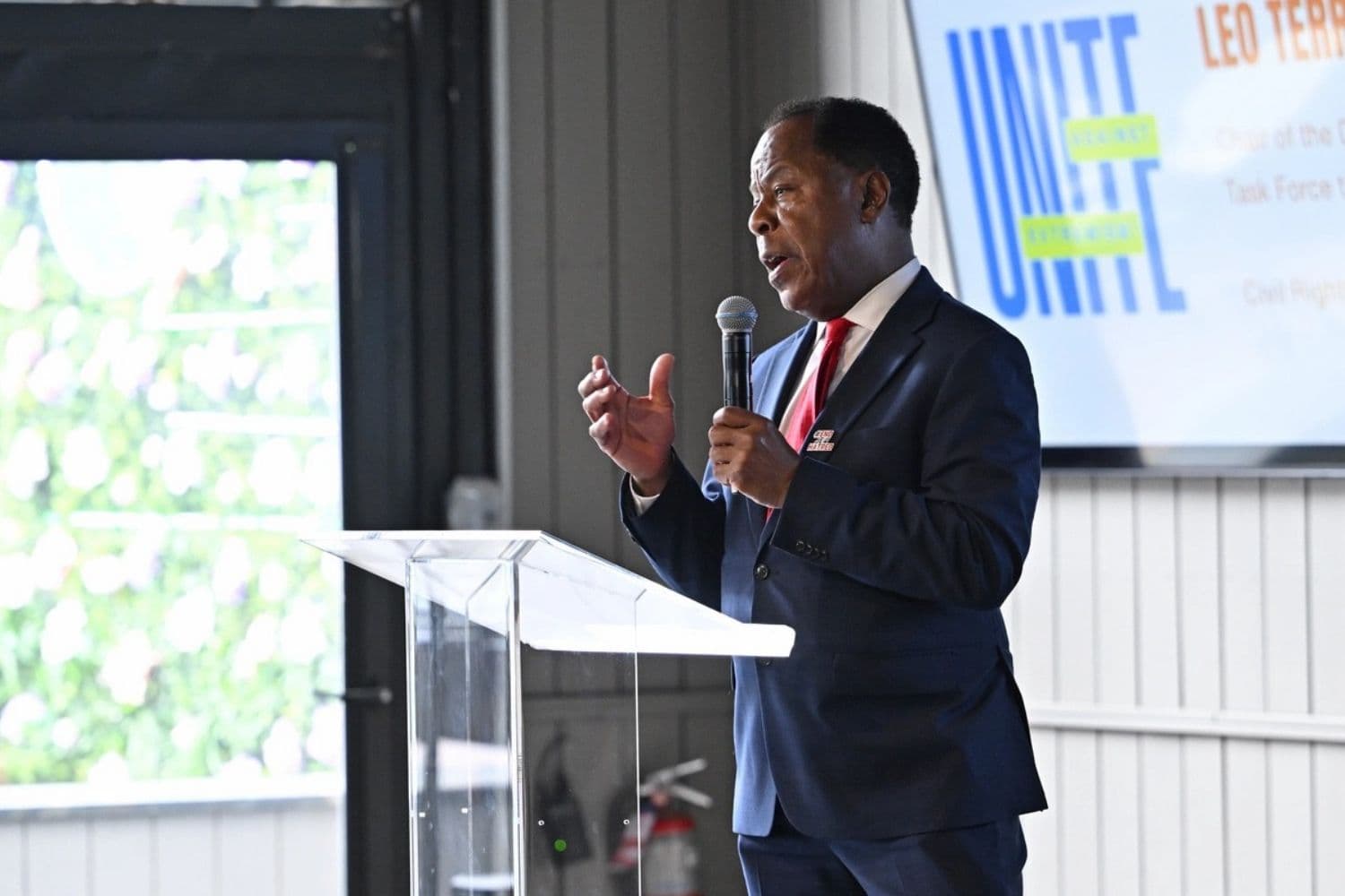 Leo Terrell habla en el escenario durante la marcha "Unidos contra el extremismo" en la ciudad de Nueva York el 29 de abril de 2026. (Roy Rochlin/Getty Images para End Jew Hatred/The Lawfare Project)