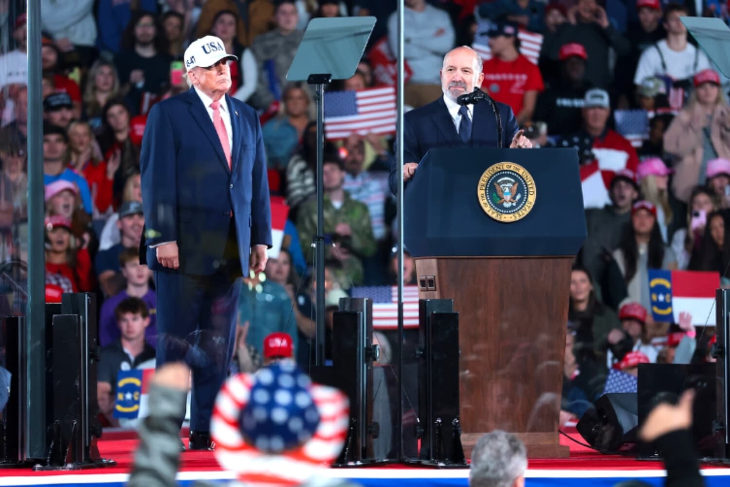 El secretario de Comercio, Howard Lutnick (republicano), anuncia planes para la construcción de instalaciones de fabricación de semiconductores en Carolina del Norte, bajo la atenta mirada del presidente Donald Trump, durante un mitin electoral en el aeropuerto Pitt-Greenville, en Greenville, Carolina del Norte, el 20 de octubre de 2026. (Anna Moneymaker/Getty Images).