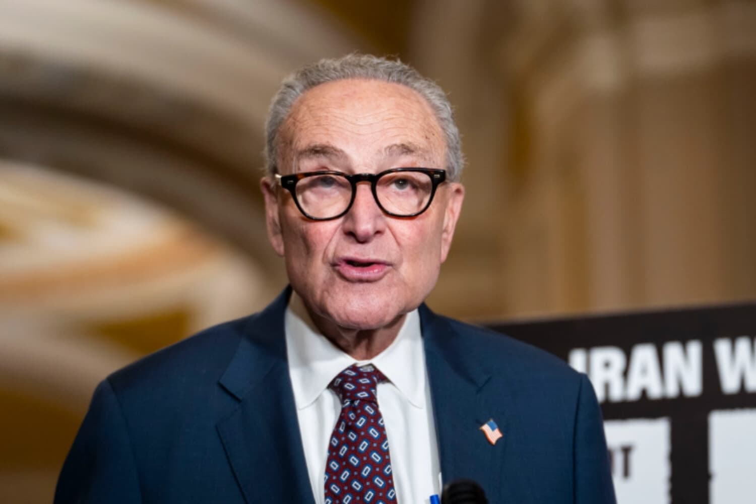 El líder de la minoría en el Senado, Chuck Schumer (demócrata por Nueva York), acompañado por otros senadores demócratas, habla en Washington el 23 de junio de 2026. (Madalina Kilroy/The Epoch Times).