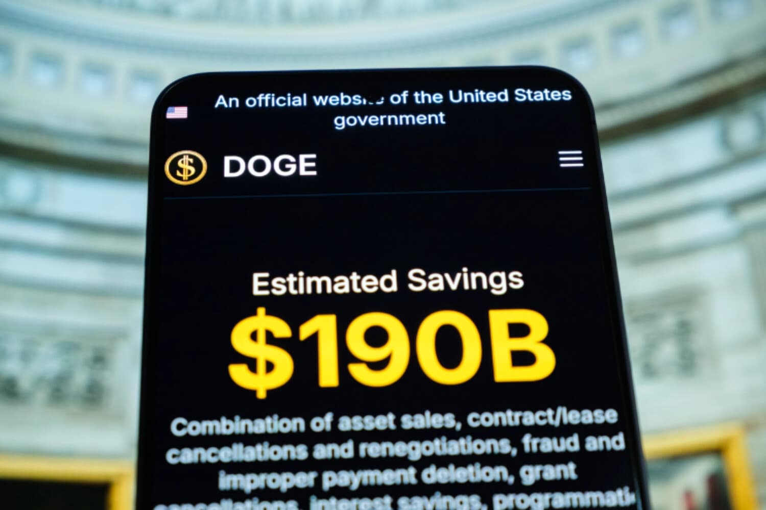 El sitio web del Departamento de Eficiencia Gubernamental (DOGE), mostrado en un teléfono, en esta foto ilustrativa. (Oleksii Pydsosonnii/The Epoch Times).