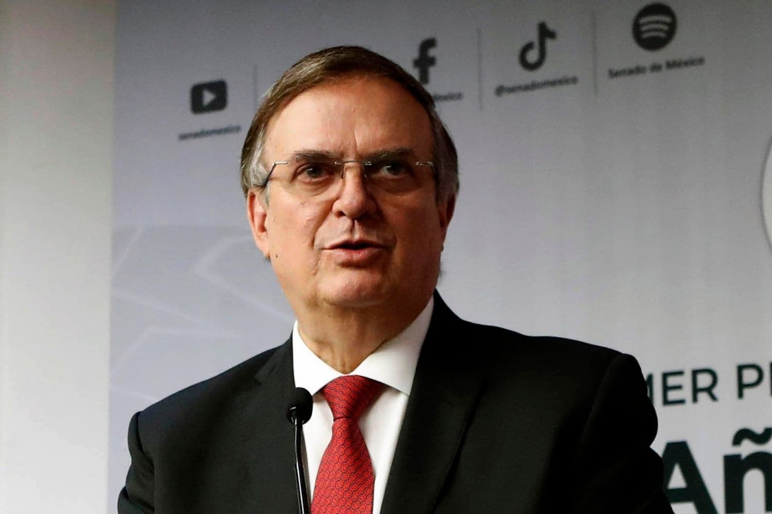 Fotografía cedida por la Cámara de Senadores de México que muestra al secretario de Economía de México, Marcelo Ebrard, hablando durante una conferencia de prensa. (EFE/ Cámara de Senadores de México)