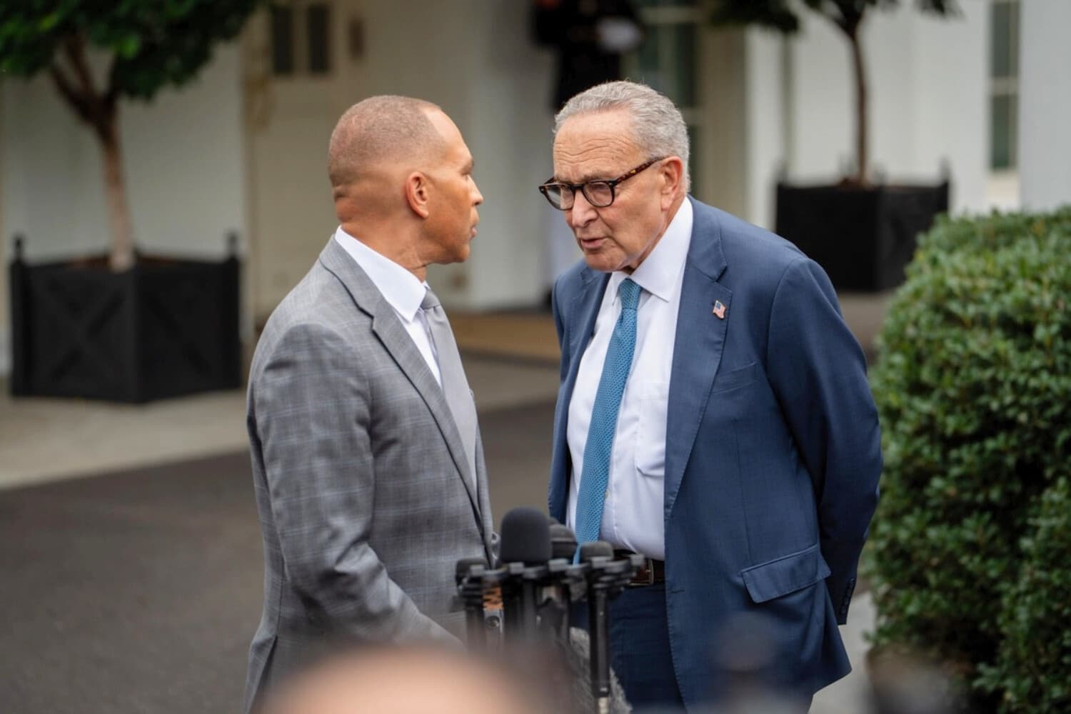 El líder de la minoría en el Senado, Chuck Schumer (D-N.Y.), y el líder de la minoría en la Cámara, Hakeem Jeffries (D-N.Y.), hablan tras una reunión en la Casa Blanca el 29 de septiembre de 2025. (Madalina Kilroy/The Epoch Times).