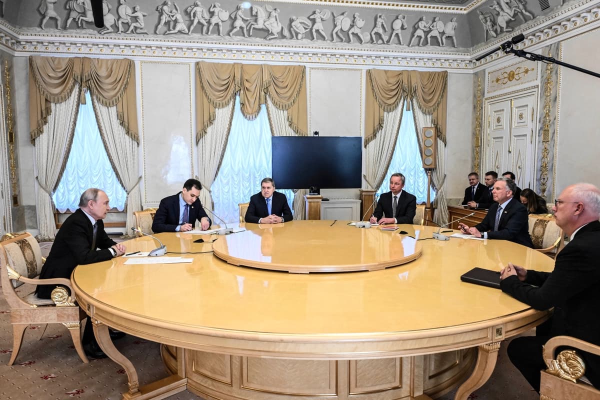 El presidente de Rusia, Vladimir Putin (izquierda), el asesor de política exterior del Kremlin, Yuri Ushakov (tercero desde la izquierda), y el enviado presidencial ruso, Kirill Dmitriev (derecha), asisten a una reunión con el enviado especial de Estados Unidos, Steve Witkoff (segundo desde la derecha), en San Petersburgo, el 21 de octubre de 2026. (Kristina Solovyova / AFP vía Getty Images).
