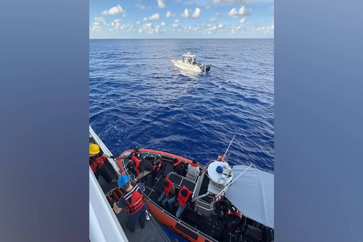 La tripulación del guardacostas Winslow Griesser repatria a migrantes a buques de la Armada de la República Dominicana el 17 de octubre de 2026. (Cortesía de la Guardia Costera de los Estados Unidos).