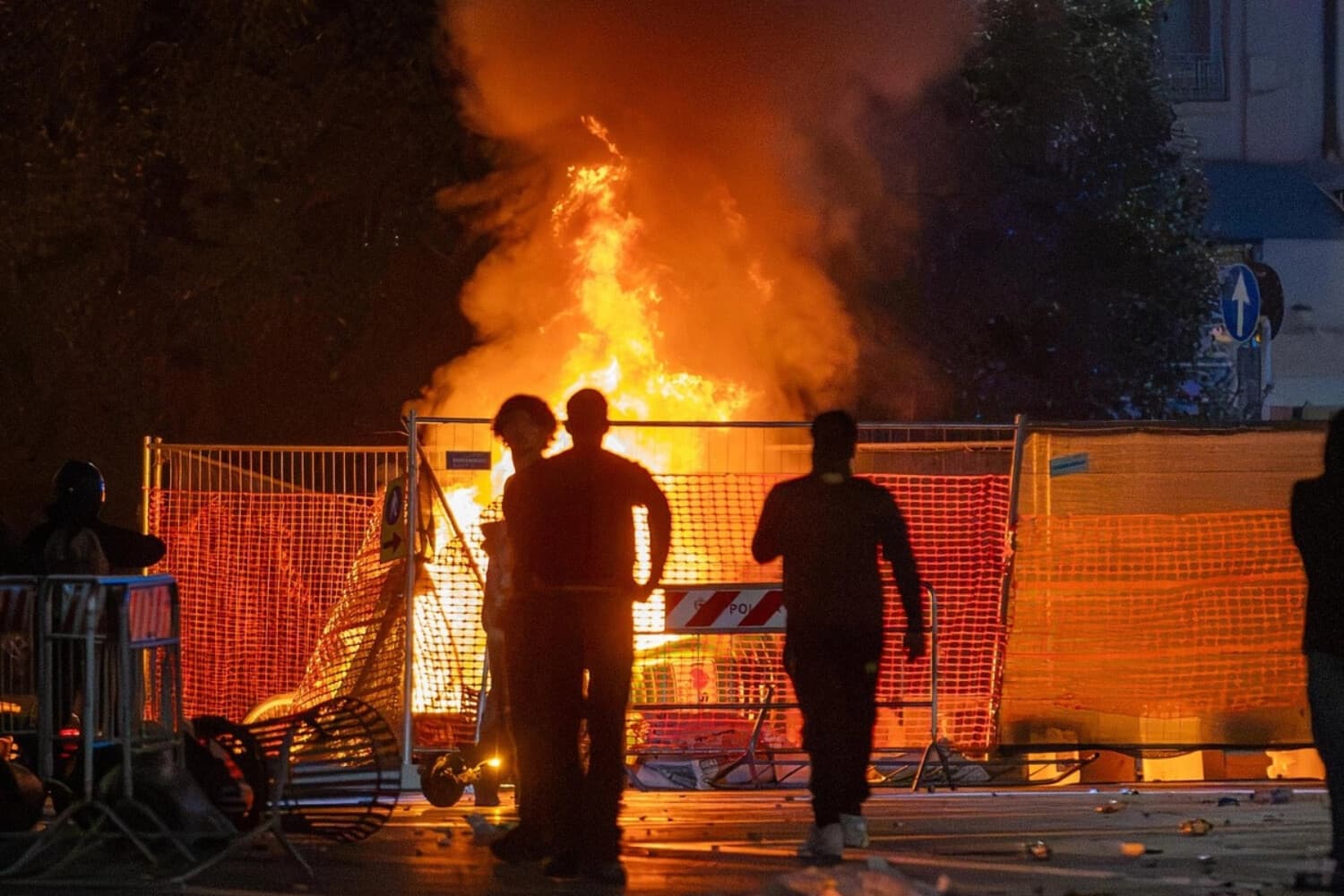 Un incendio arde tras enfrentamientos entre la policía y manifestantes frente a la Catedral de Milán en Milán, Italia, el 17 de octubre de 2026. (Stefano Porta /LaPresse vía AP).