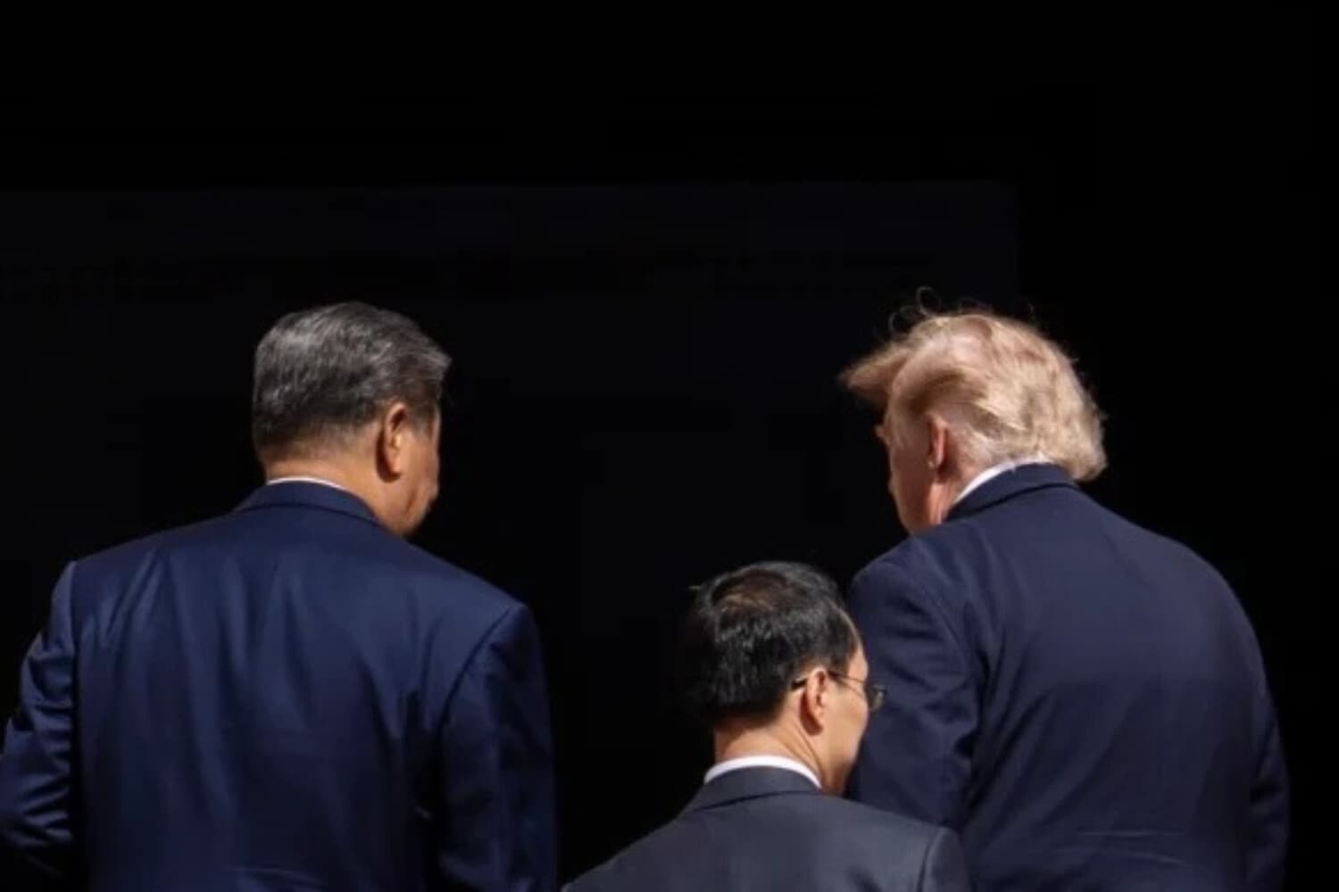 El presidente de Estados Unidos, Donald Trump, el líder chino Xi Jinping y otro funcionario, durante una visita a los Archivos Nacionales de Estados Unidos en Washington el 25 de septiembre de 2026. (Madalina Kilroy/The Epoch Times).