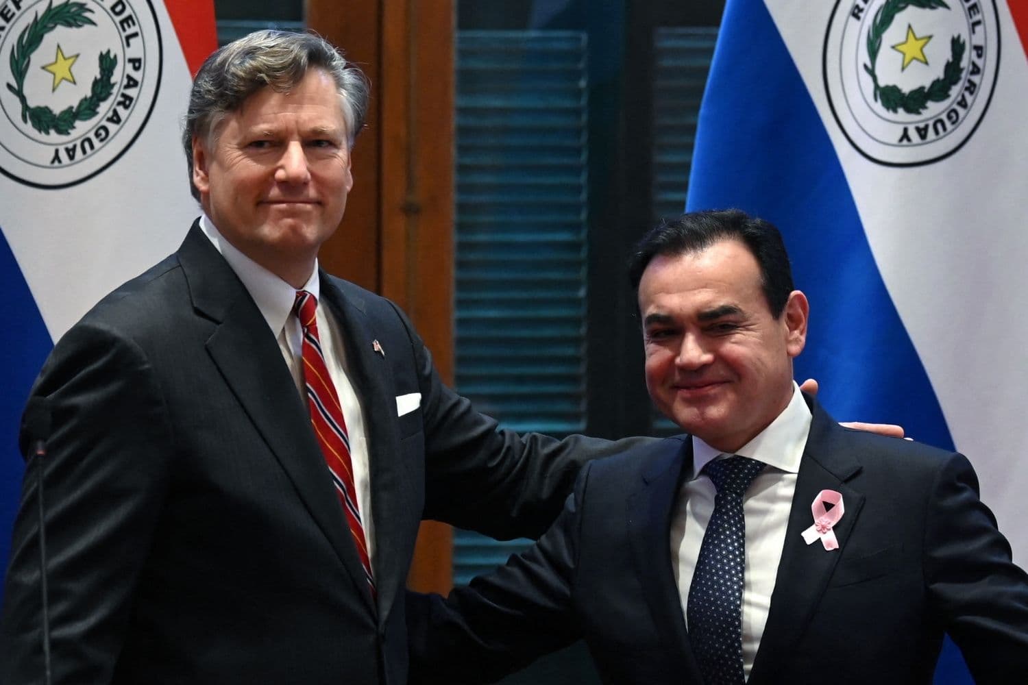 El subsecretario de Estado de EE. UU., Christopher Landau (izq.), y el ministro de Relaciones Exteriores de Paraguay, Rubén Ramírez Lezcano, posan para una fotografía durante una conferencia de prensa conjunta en Asunción el 19 de octubre de 2026.( DANIEL DUARTE / AFP via Getty Images)