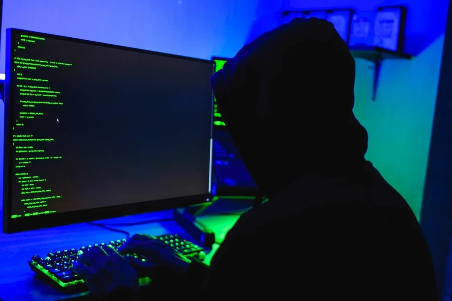 En esta ilustración fotográfica, un hacker escribe en el teclado de una computadora el 13 de mayo de 2025. (Oleksii Pydsosonnii/The Epoch Times).