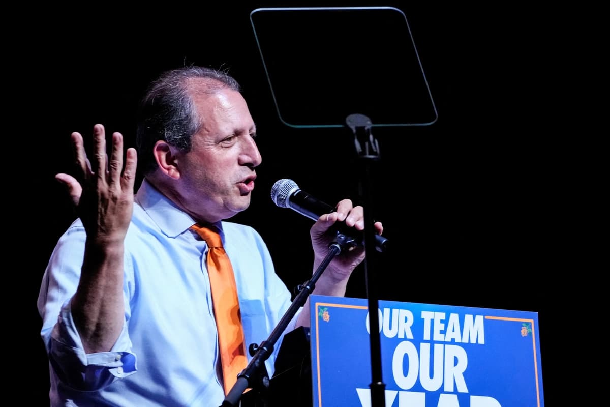 El candidato al Congreso, Brad Lander, se dirige a sus seguidores durante un mitin en Brooklyn, Nueva York, el 18 de junio de 2026. (Eduardo Muñoz / Reuters).