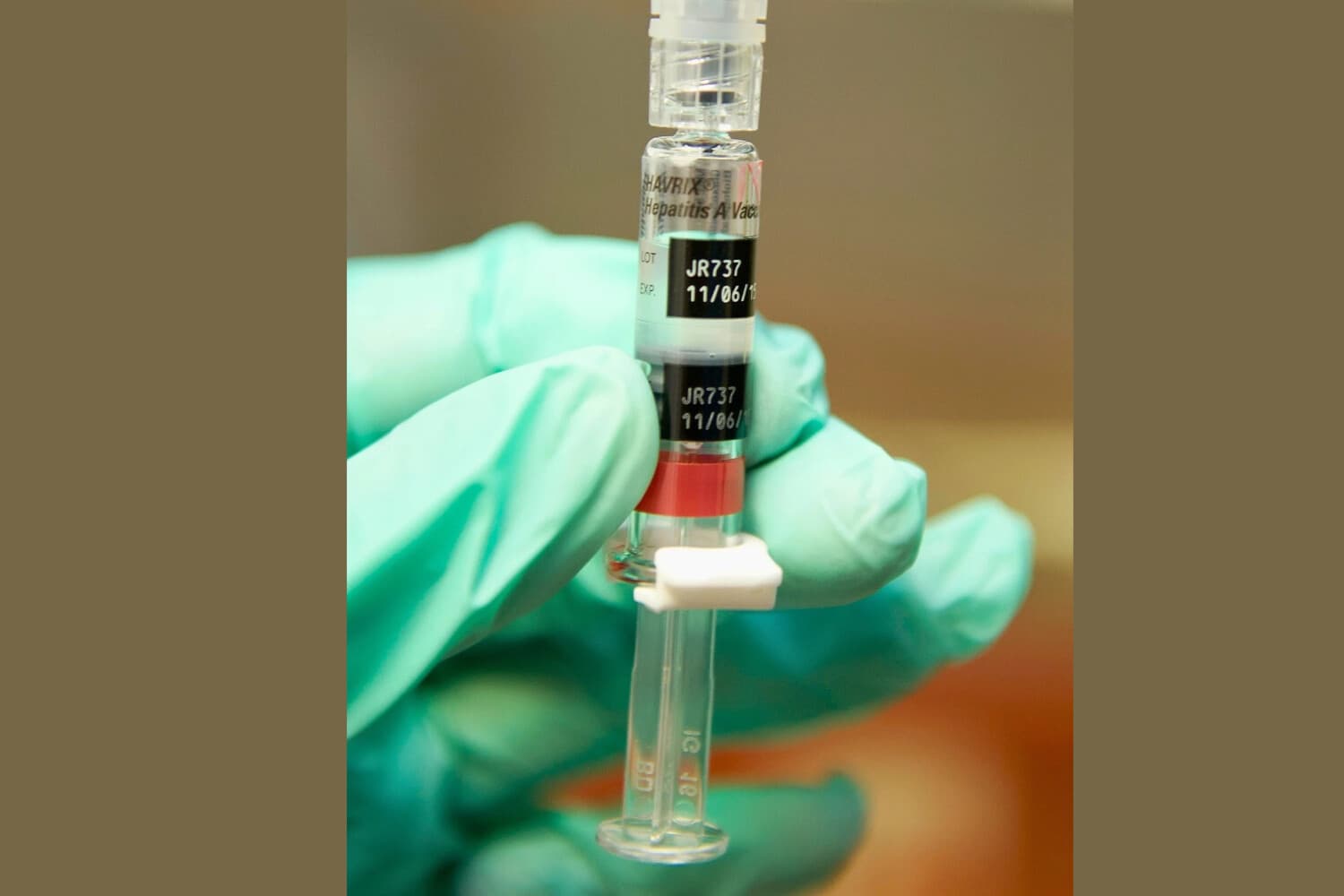 En una fotografía de archivo, una enfermera prepara una vacuna contra la hepatitis. (Robyn Beck/AFP vía Getty Images).