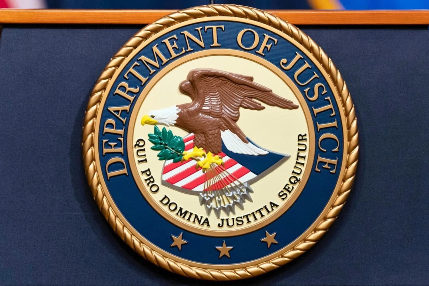 El sello del Departamento de Justicia en la oficina del Departamento de Justicia en Washington el 16 de mayo de 2023. (Jose Luis Magana/AP Photo).