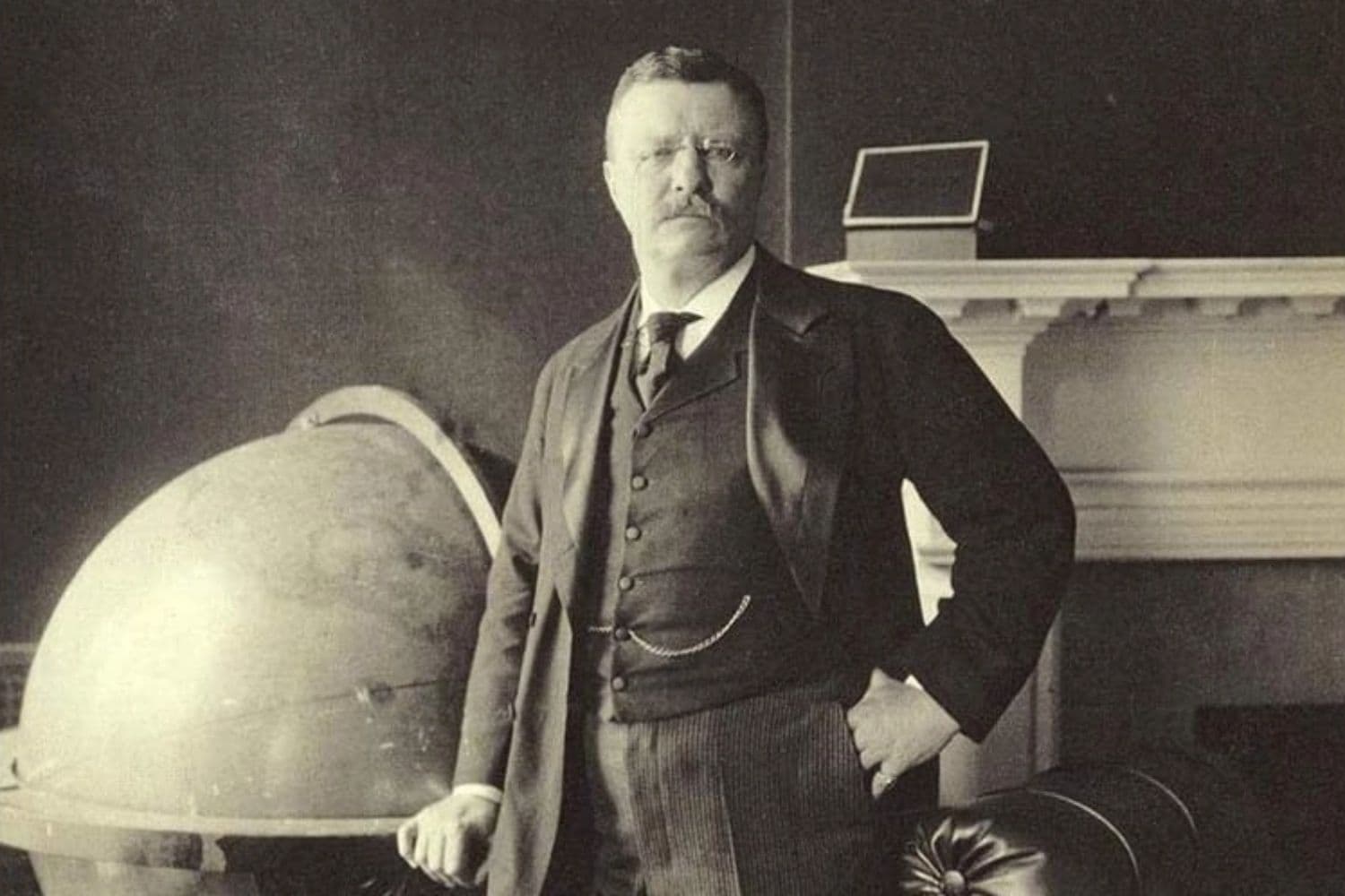 Retrato de Theodore Roosevelt de pie junto a un gran globo terráqueo en la entonces flamante Oficina Ejecutiva de 30 pies cuadrados, ubicada en el entonces flamante Ala Ejecutiva de la Casa Blanca. (Biblioteca del Congreso, dominio público)