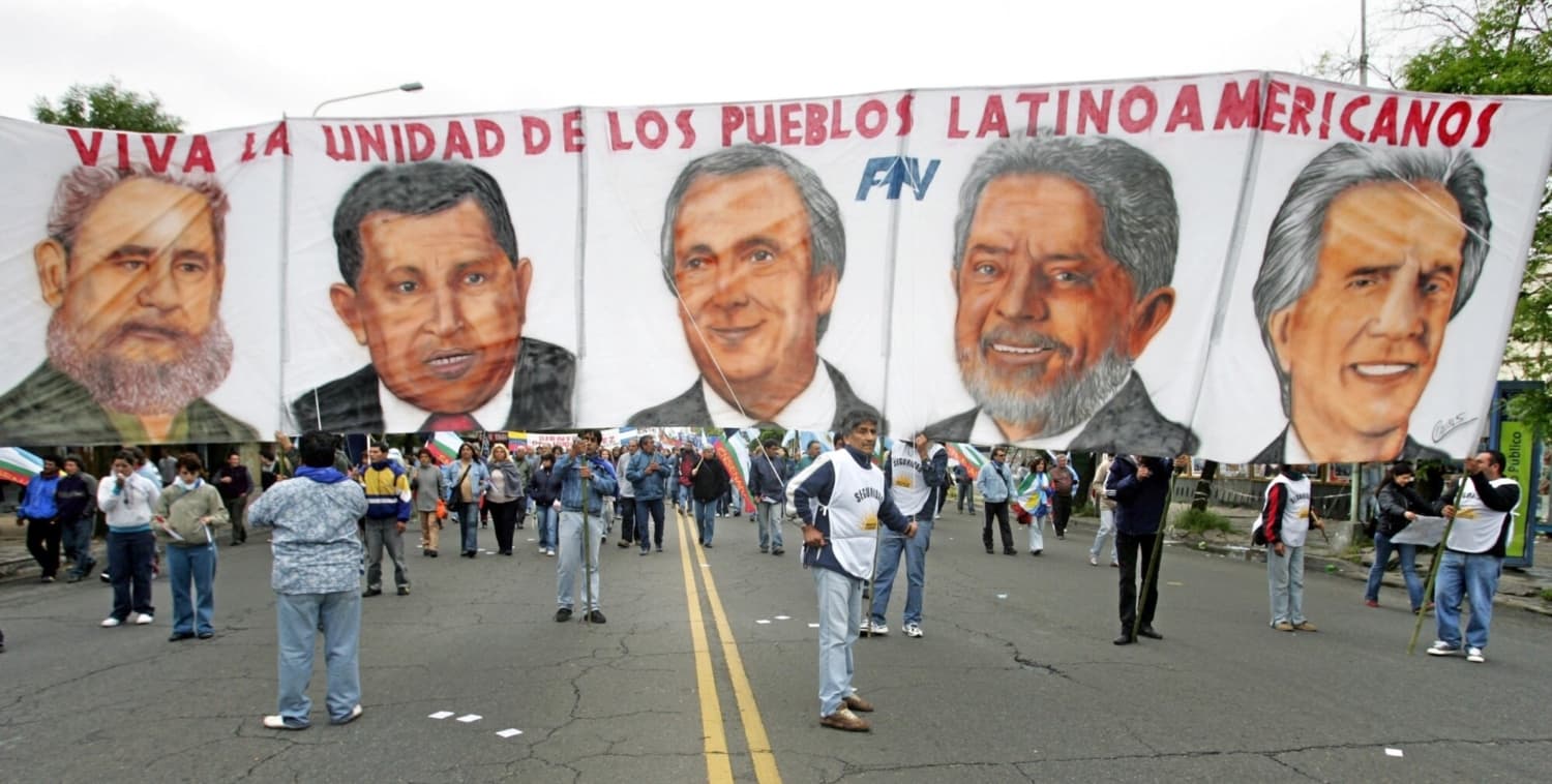 Manifestantes sostienen una pancarta con los retratos de los presidentes (de izquierda a derecha) de Cuba, Fidel Castro; de Venezuela, Hugo Chávez; de Argentina, Néstor Kirchner; de Brasil, Luiz Inácio Lula da Silva; y de Uruguay, Tabaré Vázquez, el 4 de noviembre de 2005, en la marcha de la "Cumbre de los Pueblos". (DANIEL GARCÍA/AFP vía Getty Images)