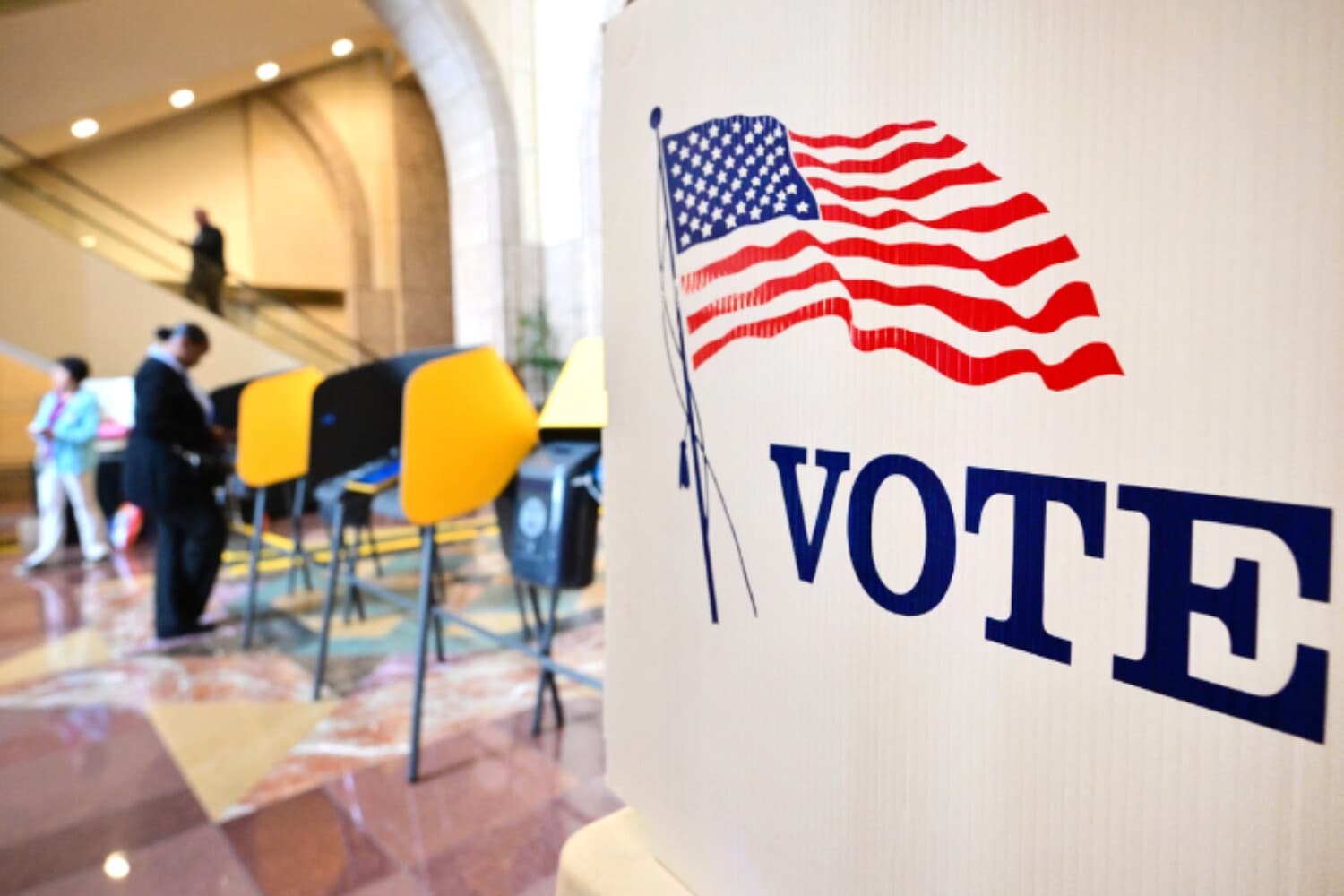 Personas votan en el edificio de la sede central de Metro durante las elecciones primarias estatales de California, en Los Ángeles, el 2 de junio de 2026. (Frederic J. Brown/AFP vía Getty Images).