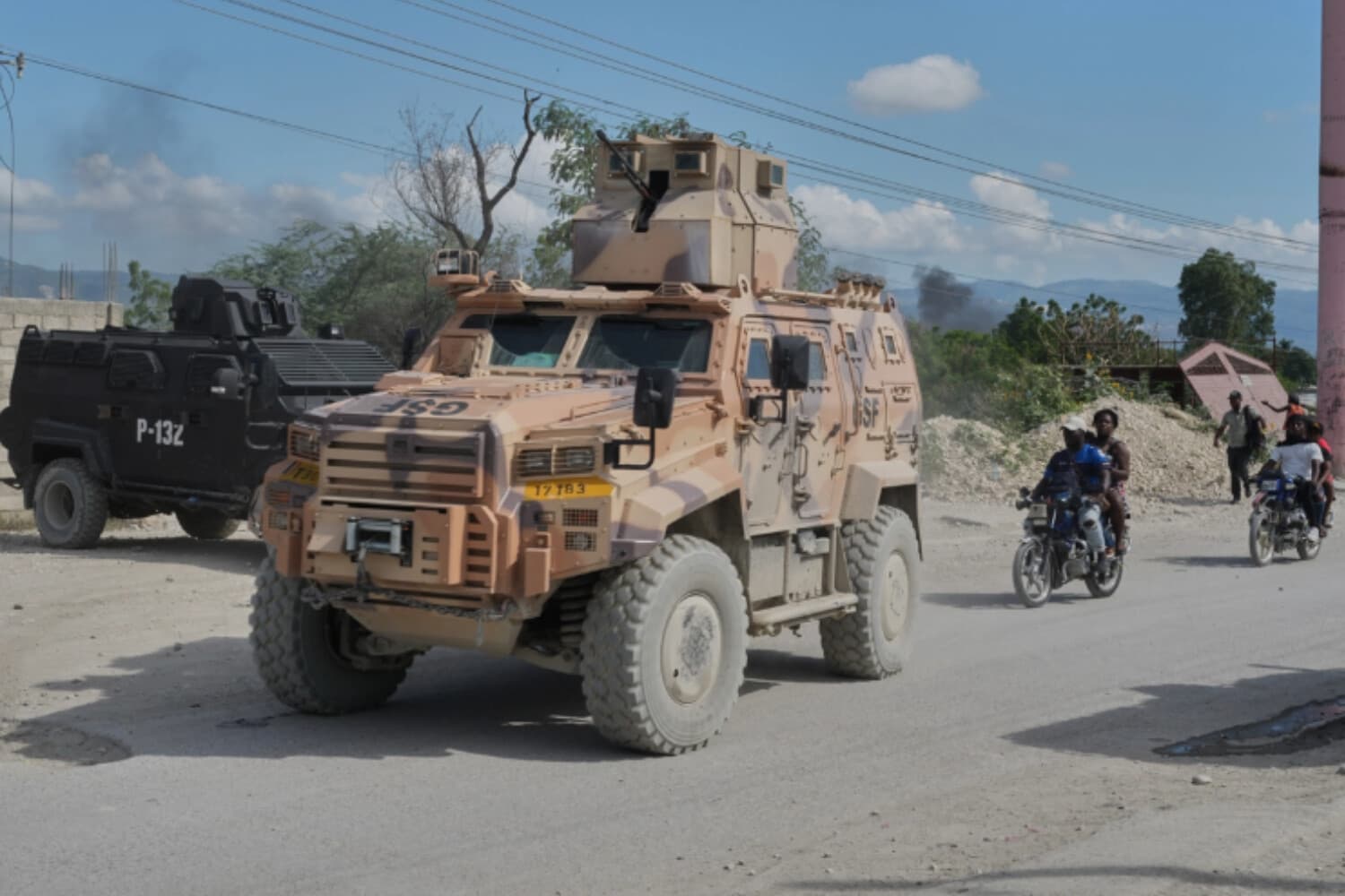 Vehículos policiales blindados, que forman parte de la Fuerza de Supresión de Pandillas (GSF, por sus siglas en inglés), patrullan el barrio de Tabarre, en Puerto Príncipe, Haití, el 19 de octubre de 2026. (Odelyn Joseph/AP).