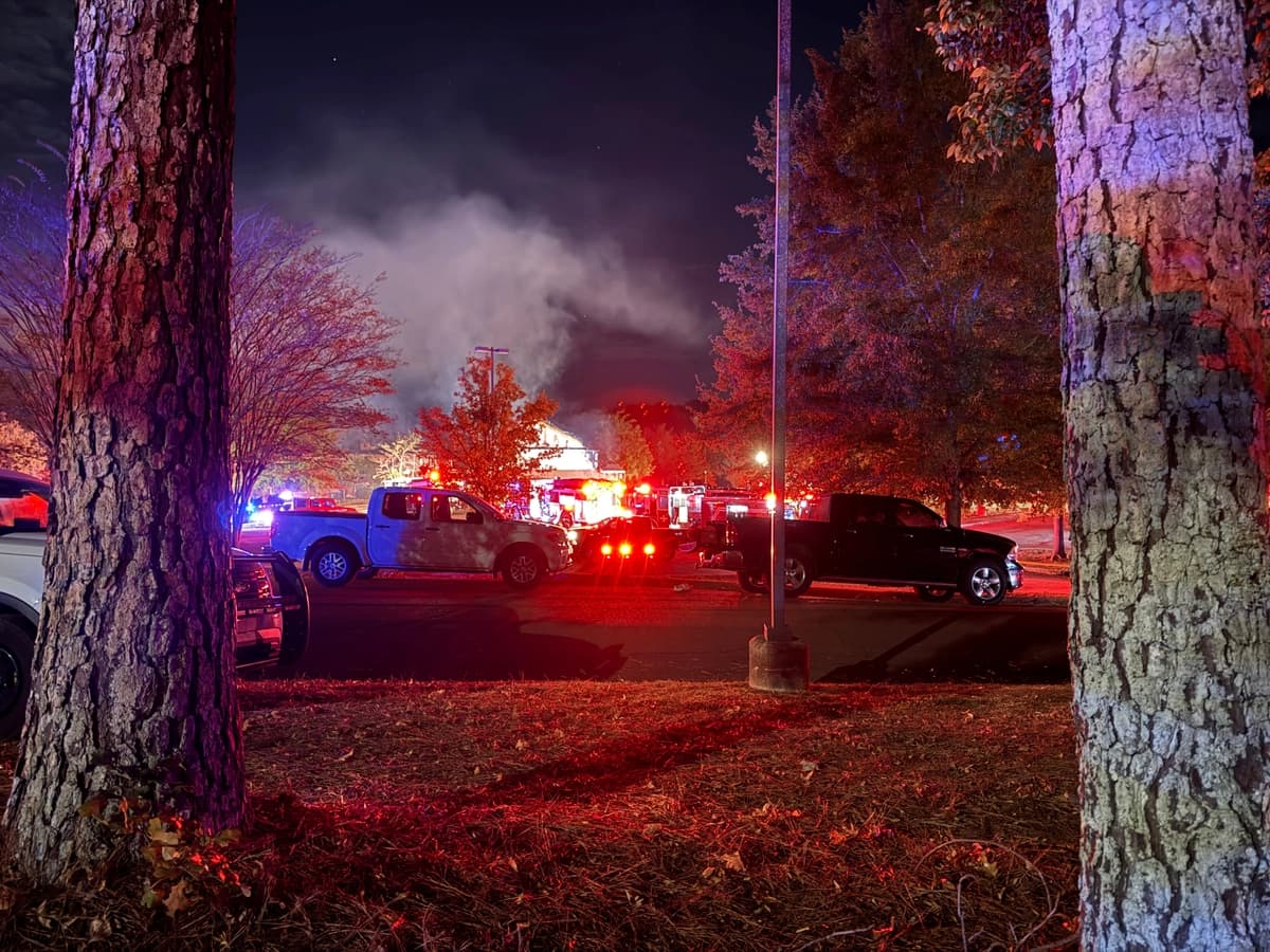 Una densa columna de humo se eleva tras un incendio que provocó la evacuación de la residencia de ancianos Brookdale Senior Living en Clinton, Mississippi, el 21 de octubre de 2026. (Foto de Sophie Bates/AP).