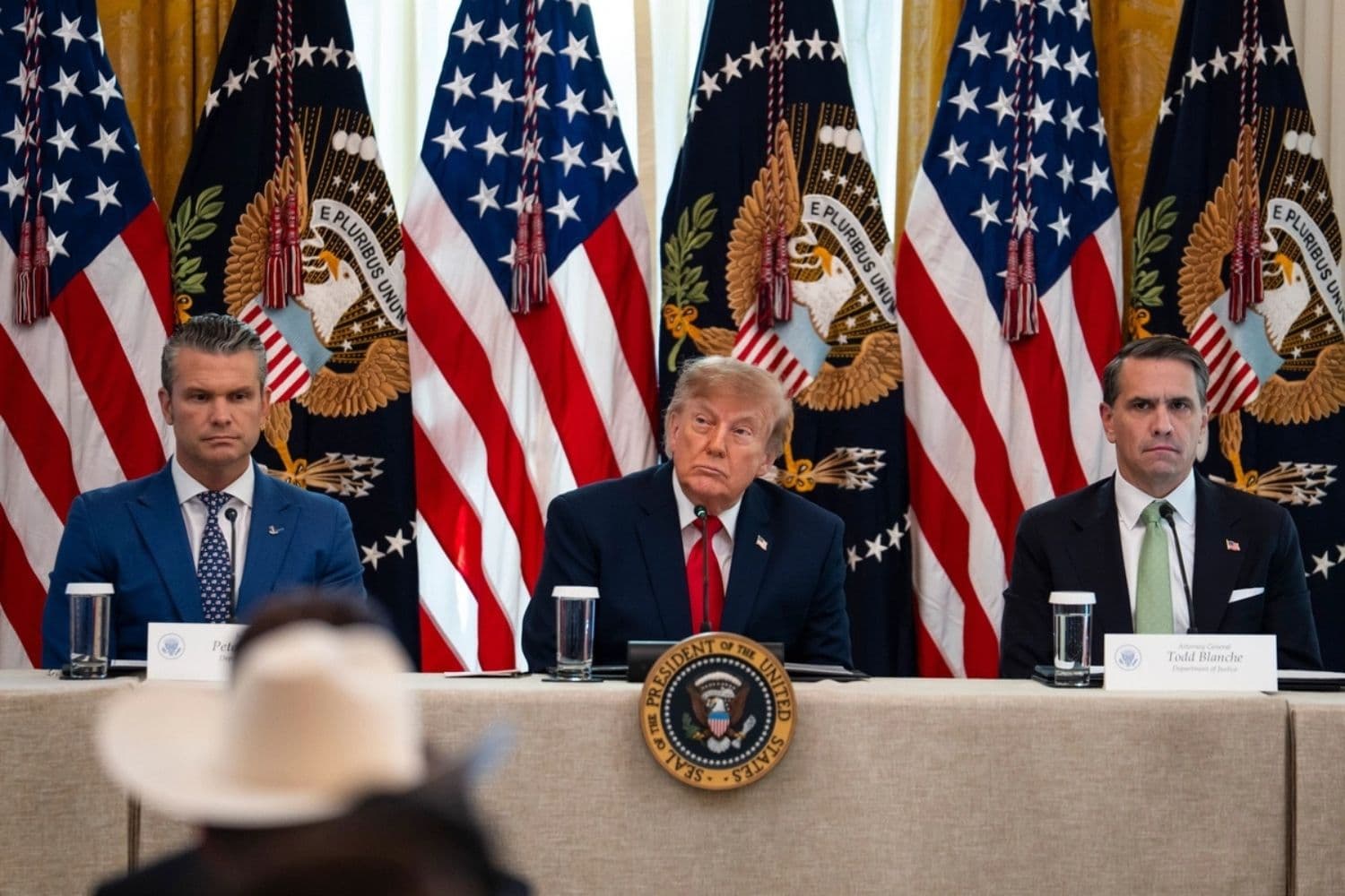 El presidente Donald Trump, junto con los miembros de su gabinete, interviene durante una mesa redonda sobre la protección de las familias y las personas mayores estadounidenses frente a los delitos cibernéticos, en el Salón Este de la Casa Blanca, el 21 de octubre de 2026. (Madalina Kilroy/The Epoch Times)