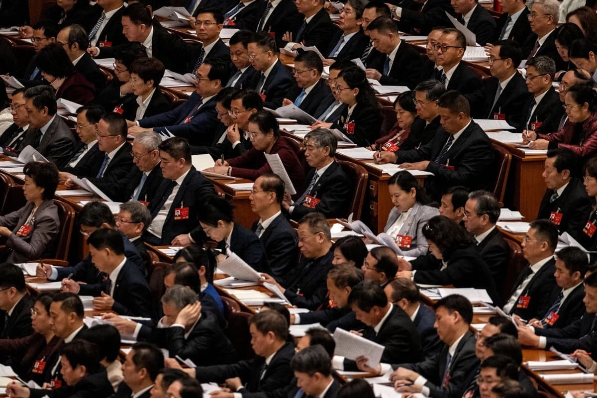 Los delegados escuchan durante un discurso en la segunda sesión plenaria de la Asamblea Popular Nacional en el Gran Salón del Pueblo en Beijing, el 9 de marzo de 2026. (Kevin Frayer/Getty Images).