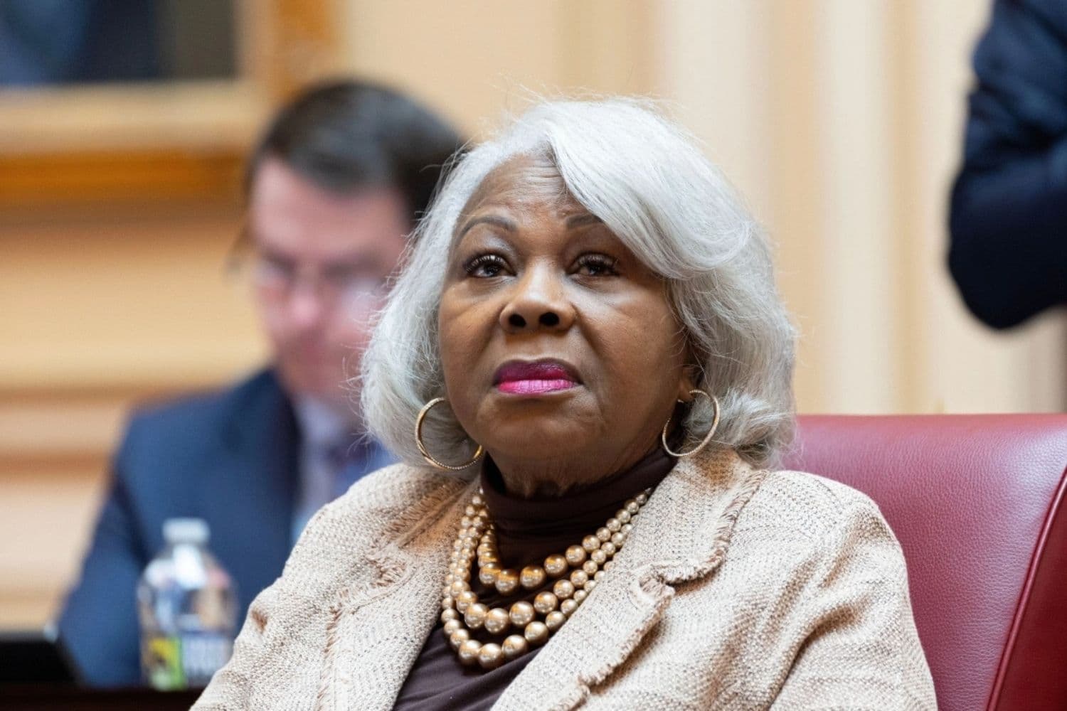 La senadora estatal de Virginia Louise Lucas, demócrata de Portsmouth, escucha un debate en el pleno del Senado el 17 de febrero de 2026, en Richmond, Virginia. (Foto AP/Ryan M. Kelly, archivo)