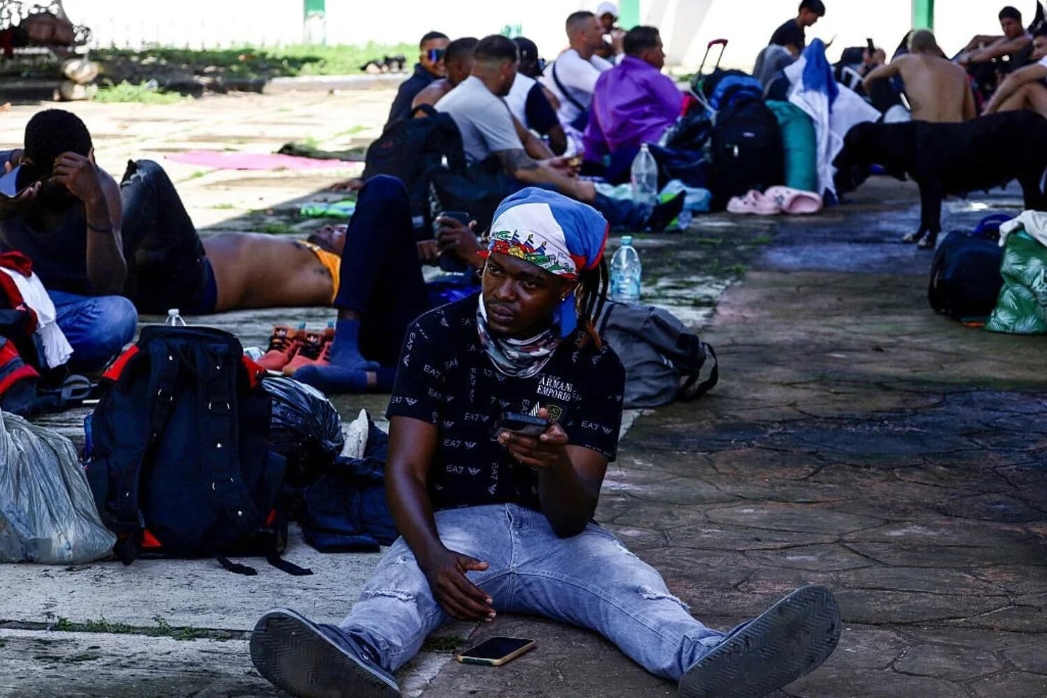 Migrantes que viajan en caravana con la intención de llegar a pie a la capital mexicana descansan en Tapachula, estado de Chiapas, México, el 1 de octubre de 2025. (Jose Torres/AFP vía Getty Images).