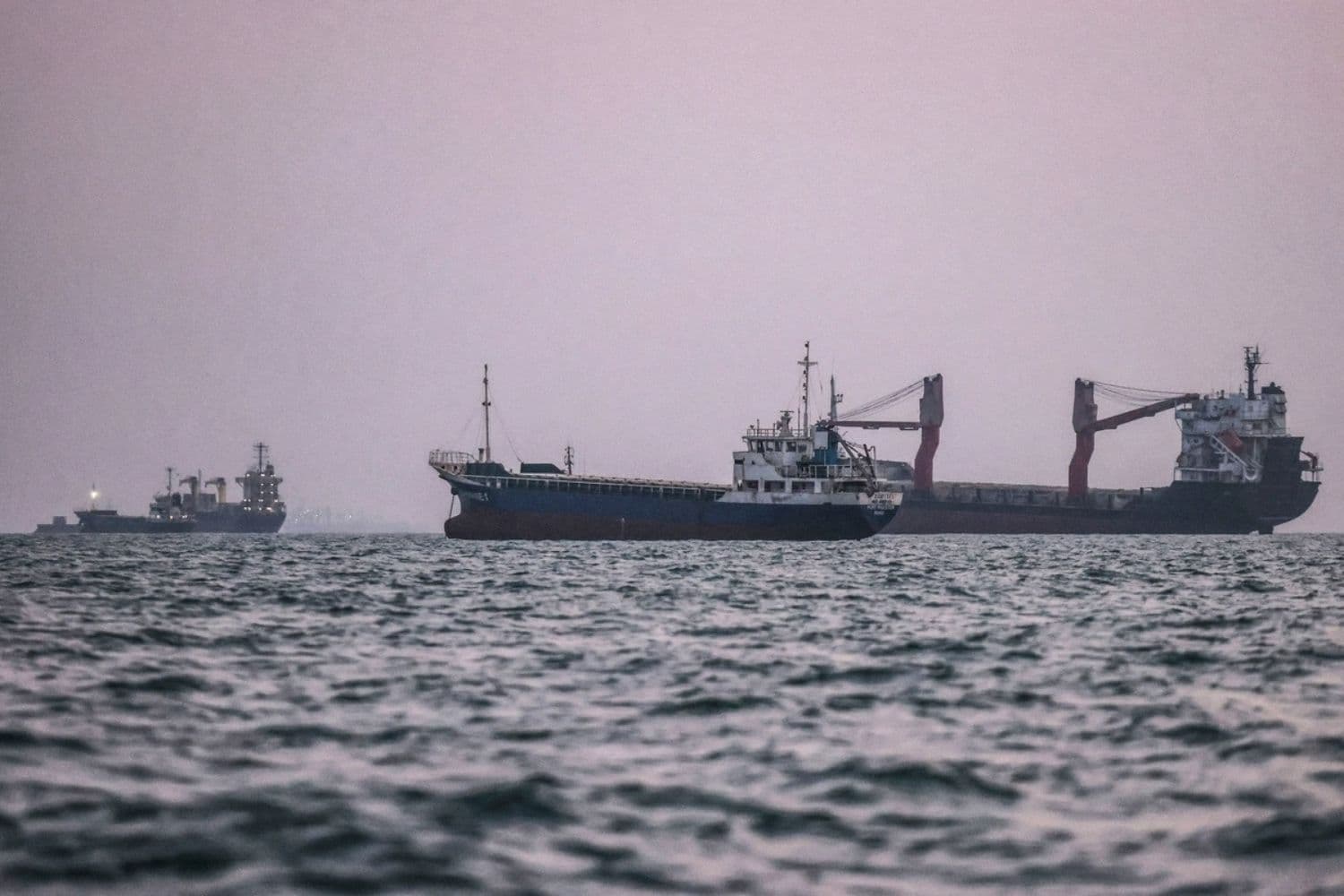 Barcos transitan por el Estrecho de Ormuz frente a la costa de la ciudad portuaria de Bandar Abbas, en el sur de Irán, el 5 de septiembre de 2026. (Atta Kenare /AFP vía Getty Images)