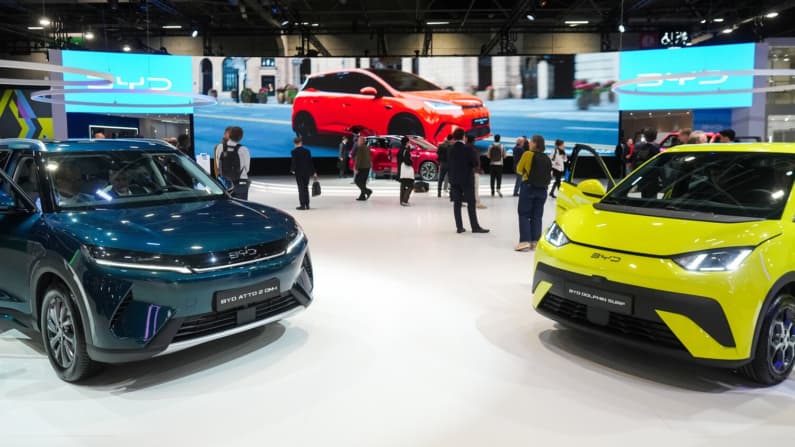 Excluidos del mercado estadounidense, fabricantes de autos chinos se vuelcan a Europa