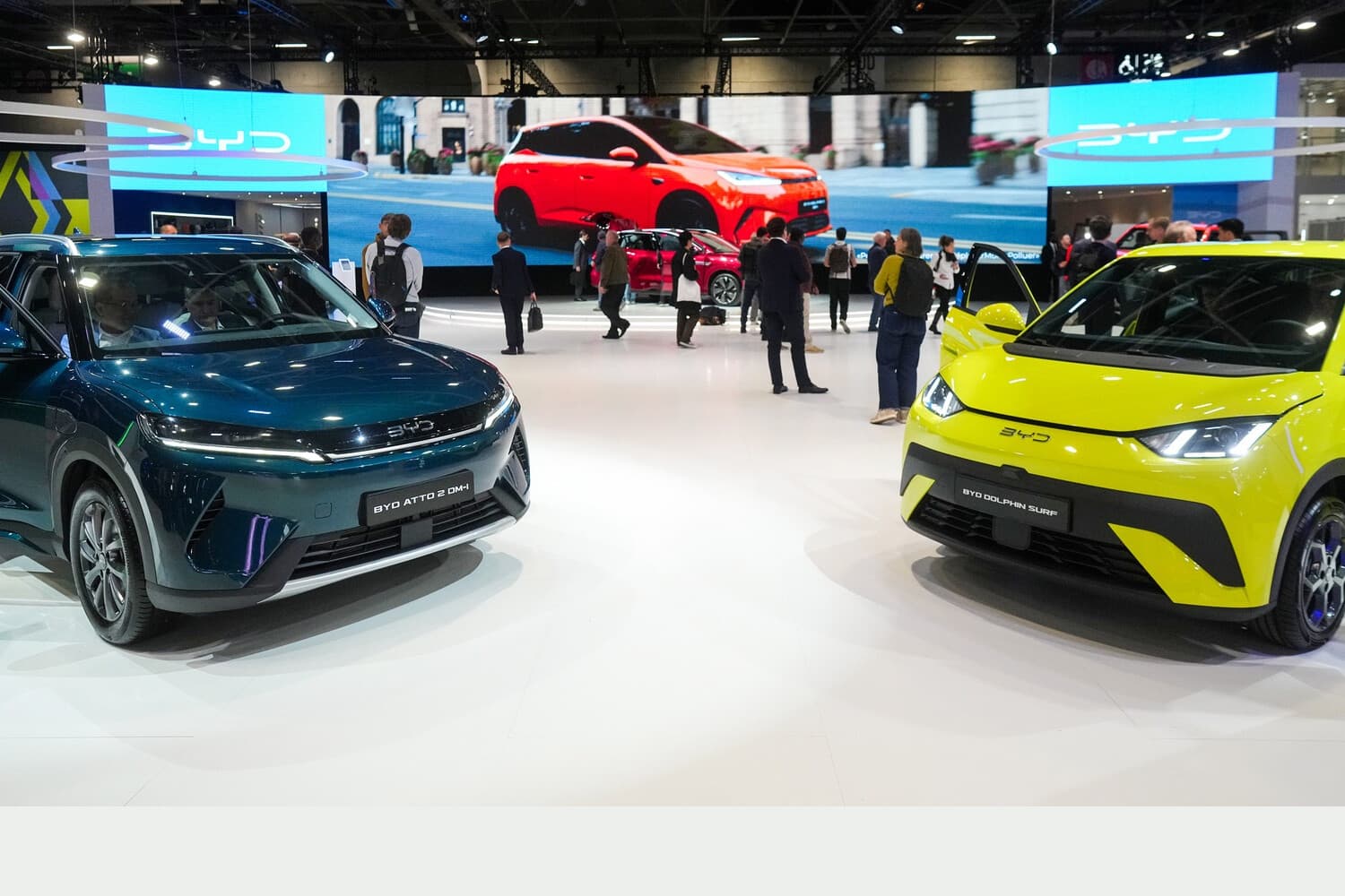 La gente visita el stand de BYD en el Salón del Automóvil de París, el lunes 12 de octubre de 2026. (AP Photo/Thibault Camus).