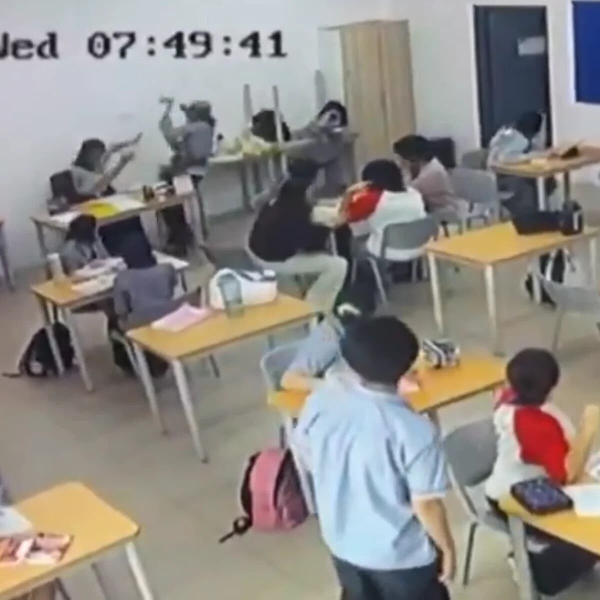 Un estudiante de 16 años de edad causó heridas en Malasia a una profesora, al atacarla el miércoles con un hacha en medio de la clase, según informó este jueves la Policía del estado de Sarawak (este), donde tuvo lugar el incidente, que fue grabado en vídeo y compartido en redes sociales. (Captura de pantalla EFE)
