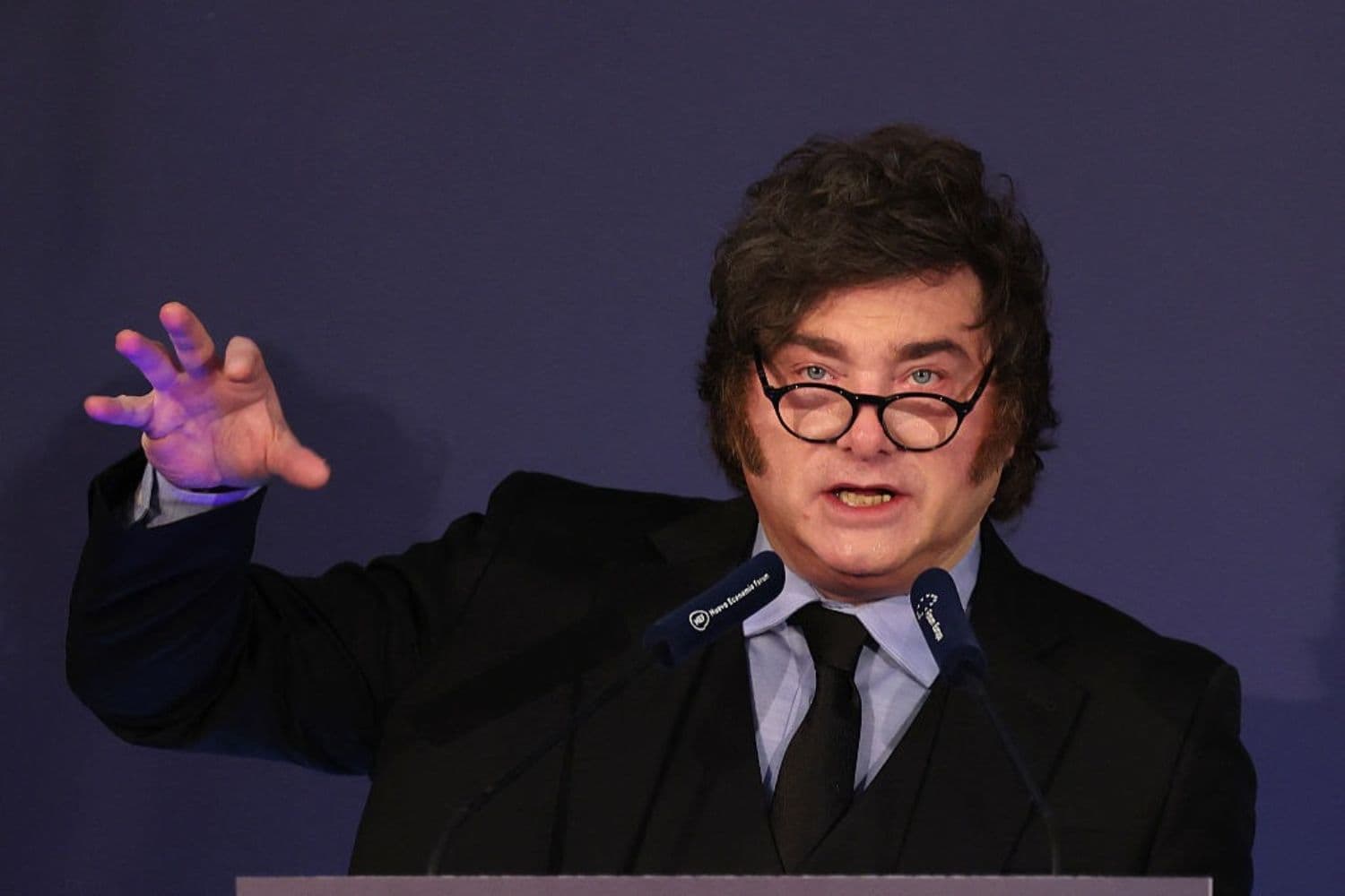 El presidente argentino Javier Milei gesticula mientras habla durante un foro económico celebrado en Madrid, el 21 de octubre de 2026. (Thomas COEX / AFP vía Getty Images)