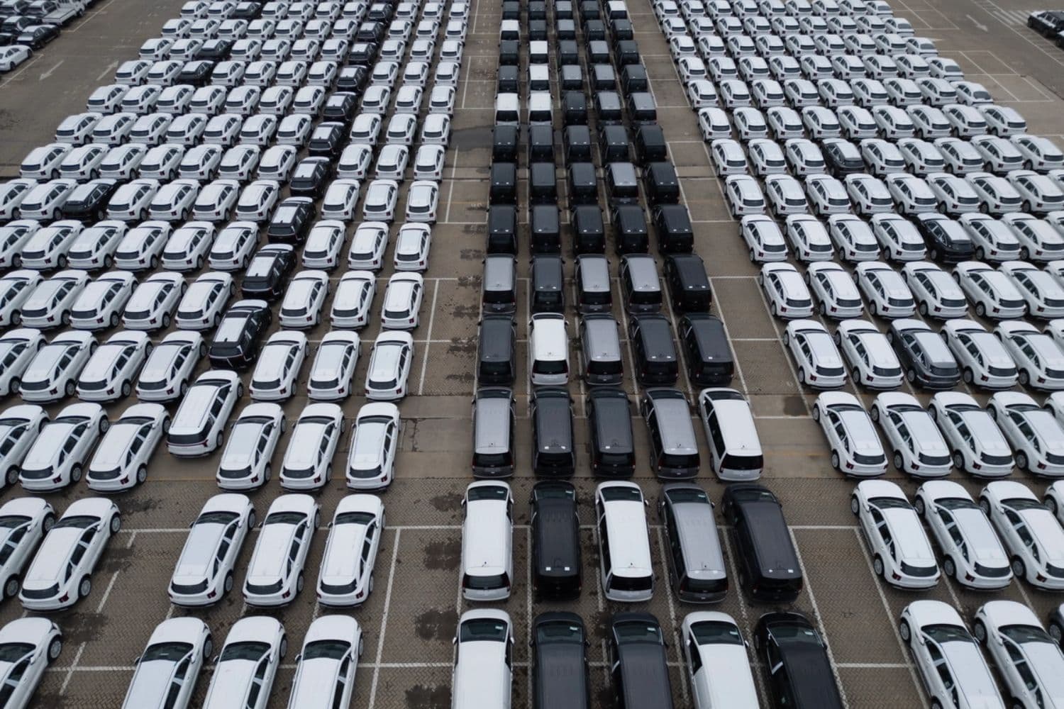 Vista aérea de vehículos eléctricos (EV) nacionales a la espera de ser cargados en un buque ro-ro para su exportación en el puerto de Yantai, en Yantai, China, el 10 de abril de 2026. (Getty Images)