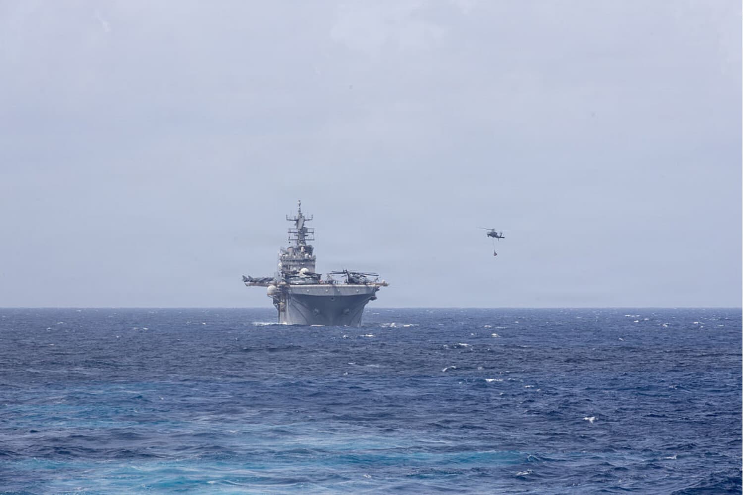 El USS Iwo Jima realiza una operación de reabastecimiento en el mar Caribe el 21 de octubre de 2025, durante un despliegue estadounidense destinado a combatir el tráfico ilícito de drogas y reforzar la seguridad regional. (Brett Norman/U.S. Navy via Getty Images)